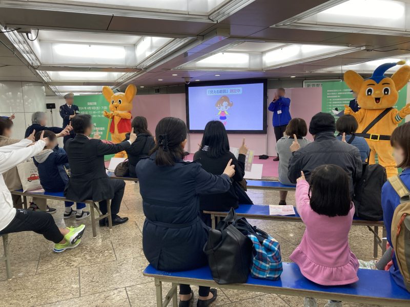 交通安全アクション-ピーポくん達によるステージ催し